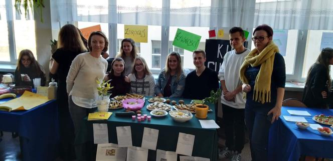 Tydzień Edukacji Globalnej. Uczniowie z XII LO posadzili symboliczne drzewo