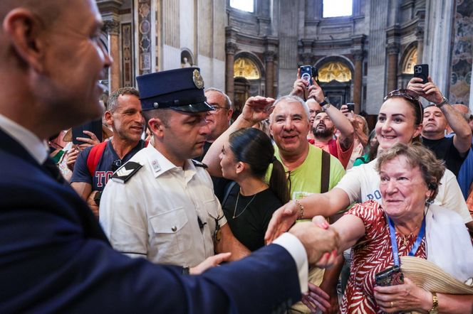 Prezydent Karol Nawrocki wraz z małżonką Martą i dwójką dzieci przybyli w piątek do Watykanu, gdzie zostali przyjęci na audiencji przez papieża Leona XIV
