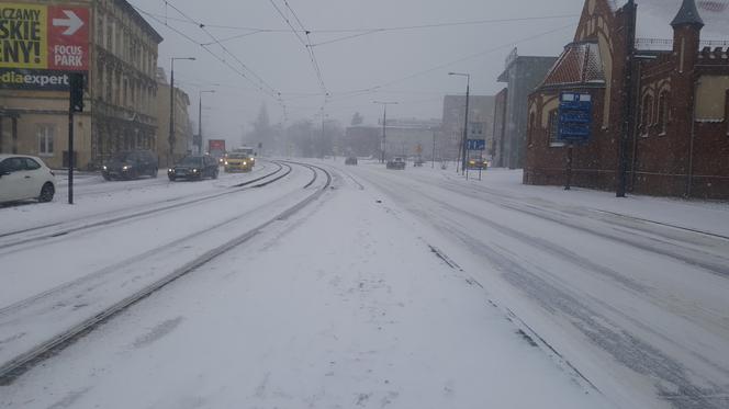 Fatalne warunki na drogach w Bydgoszczy. Zima znów dała o sobie znać! [ZDJĘCIA, WIDEO, AUDIO]