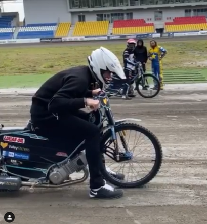 Marcin Gortat na motocyklu
