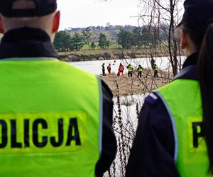 Nieznany obiekt spadł do stawu w woj. pomorskim. Służby już działają