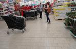 Tajemnicze wózki w Auchan w Olsztynie. Sprawdziliśmy, co było w środku. Zobacz zdjęcia!