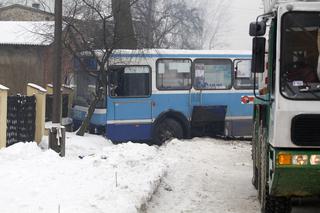 Sączów: Sanki wjechały pod autobus. 10-latek nie żyje, 8-latka w stanie ciężkim