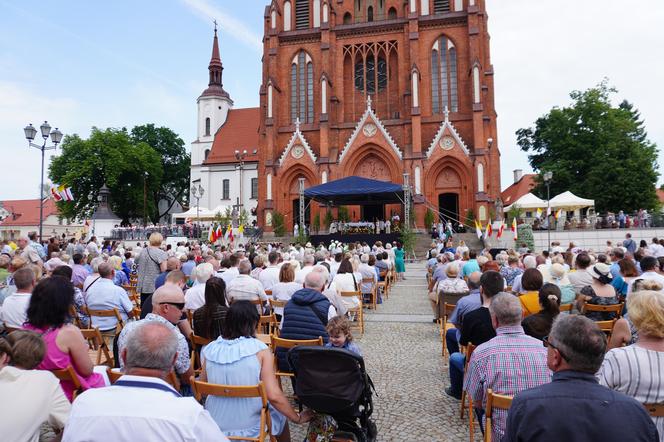 Boże Ciało 2024. Tłumy wiernych przeszły w procesji ulicami Białegostoku