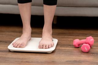 Odchudzasz się, a waga nie spada? Eksperci wskazują trzy czynniki
