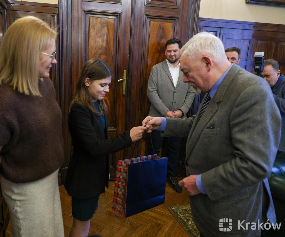 Nie każdy bohater nosi pelerynę. 13-latka z Krakowa nagrodzona za wzorową postawę 