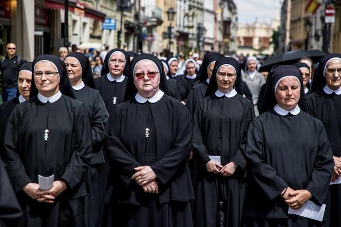 Procesja Bożego Ciała w Krakowie. Tłumy na ulicach miasta 