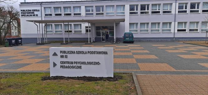 Obiekt po dawnym gimnazjum zmodernizowano i przebudowano. Teraz służy uczniom Publicznej Szkoły Podstawowej Specjalnej nr 52