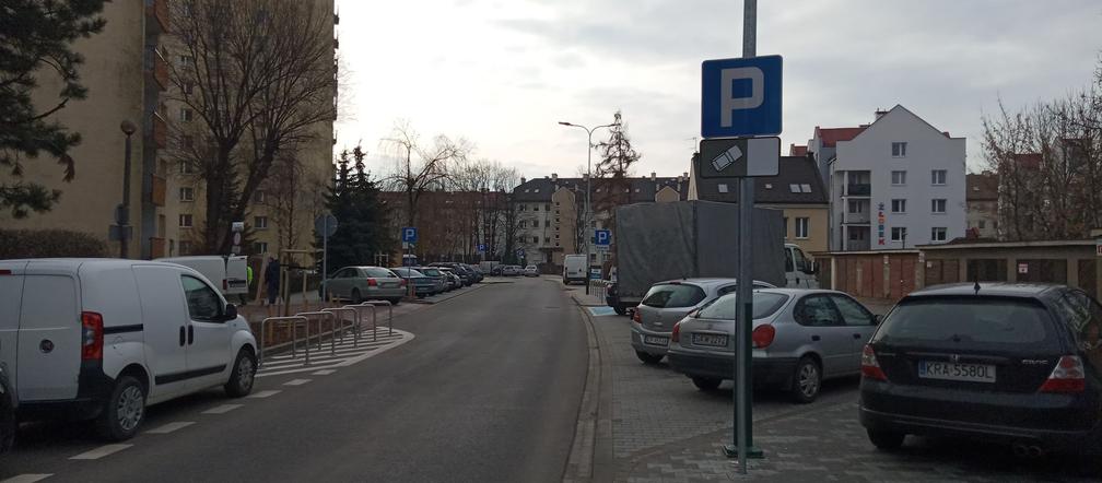 Mieszkańcy Prądnika Czerwonego skarżą się na... las znaków