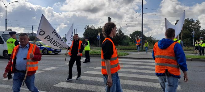 Drugi dzień protestu kolejarzy w Polsce. Blokują drogi m.in. w Dąbrowie Górniczej