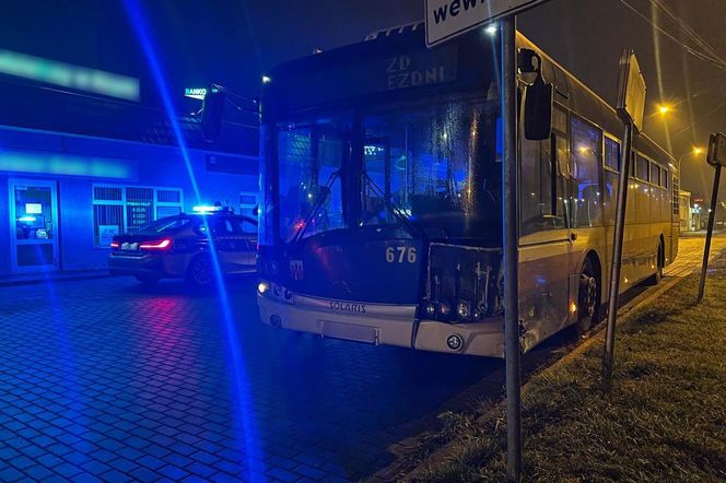 Bydgoszczanin ukradł autobus MZK. Wyjechał nim z miasta, po drodze rozbił cztery auta