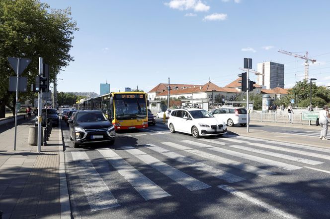 Paraliż w Warszawie po pożarze w metrze.
