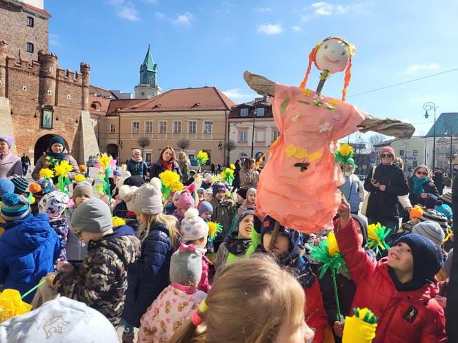 Plac przed ratuszem zakwitł. Przedszkolaki witały wiosnę [GALERIA]