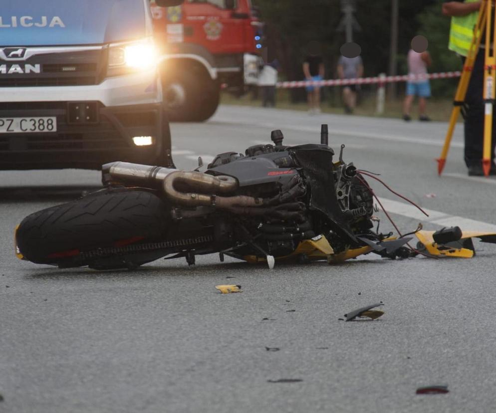 Śmiertelny wypadek pod Otwockiem. Motocyklista wjechał w przyczepkę samochodową. Zginął na miejscu