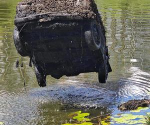 Mieszkaniec Elbląga odzyskał fiata seicento po 15 latach! Auto było zatopione w rzece [ZDJĘCIA]. 