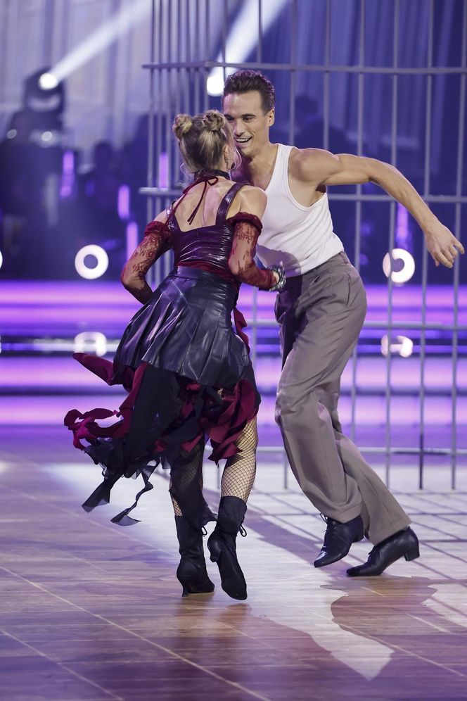 Maurycy Popiel w "Tańcu z Gwiazdami". Partneruje mu Sara Janicka