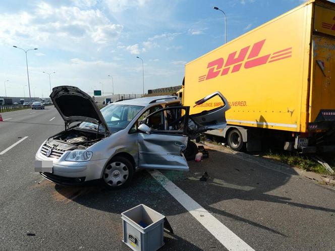 Horror na S2. Ciężarówka zmiażdżyła auto, dwie osoby zakleszczone w środku