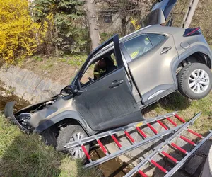 Toyota wypadła z jezdni do przydrożnego rowu. Dwie osoby trafiły do szpitala