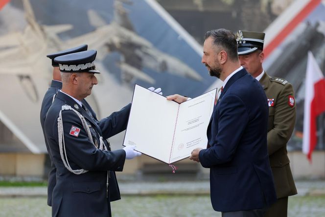 Szef MON wręczył odznaczenia żołnierzom