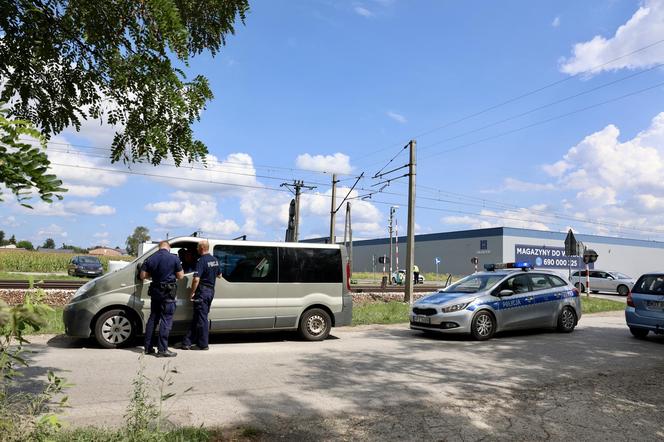 Kierowcy łamią przepisy, więc PKP chciało zamknąć rogatki w Ołtarzewie. Nie wyszło! 