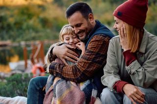 Ksiądz pyta, kto jest ważniejszy - dziecko czy małżonek. Komentujący podzieleni