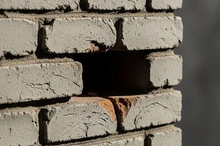 Tusk komentuje akcję PiS Murem za. Co oznaczają brakujące cegły?