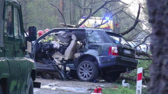 Range Rover roztrzaskał się na drzewie, z auta została miazga. W wypadku zginęła młoda kobieta