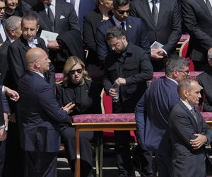 Gafy polityków na pogrzebie papieża Franciszka! Telefony i stroje