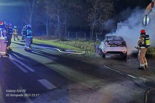 Na DK 63 auto stanęło w płomieniach po zderzeniu z innym samochodem