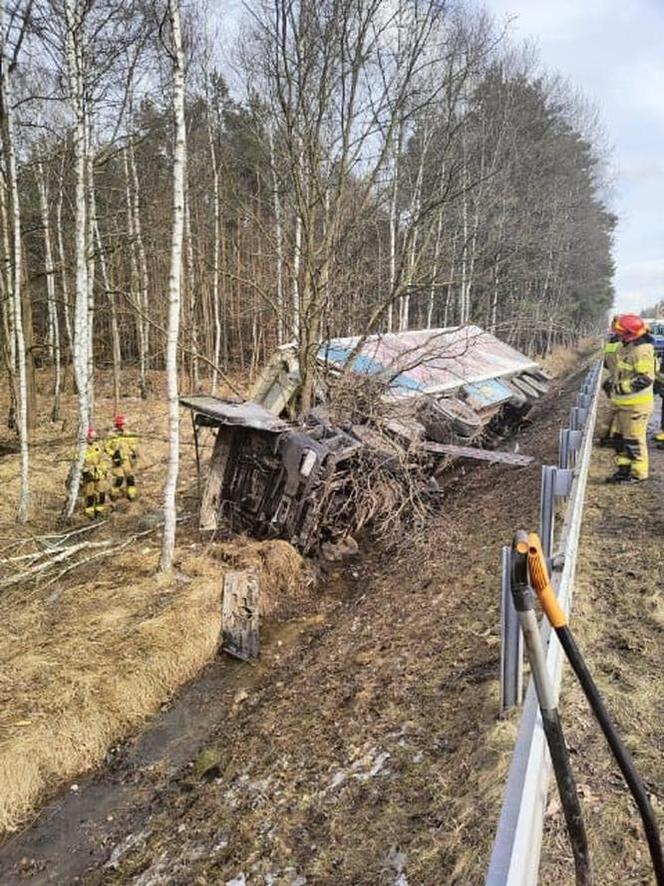 Wypadek ciężarówki na trasie S1. Kierowca został zabrany przez LPR 