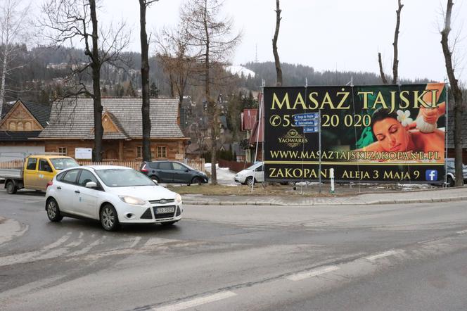 Wielka reklama zasłania zabytek w Zakopanem. Konserwator zabytków nakazał ją usunąć 