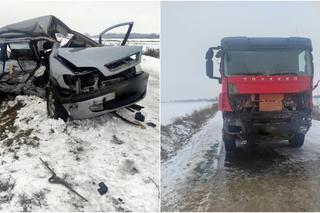 Makabra pod Płockiem! 37-latka i jej pasażer zginęli w zmiażdżonym oplu [ZDJĘCIA]