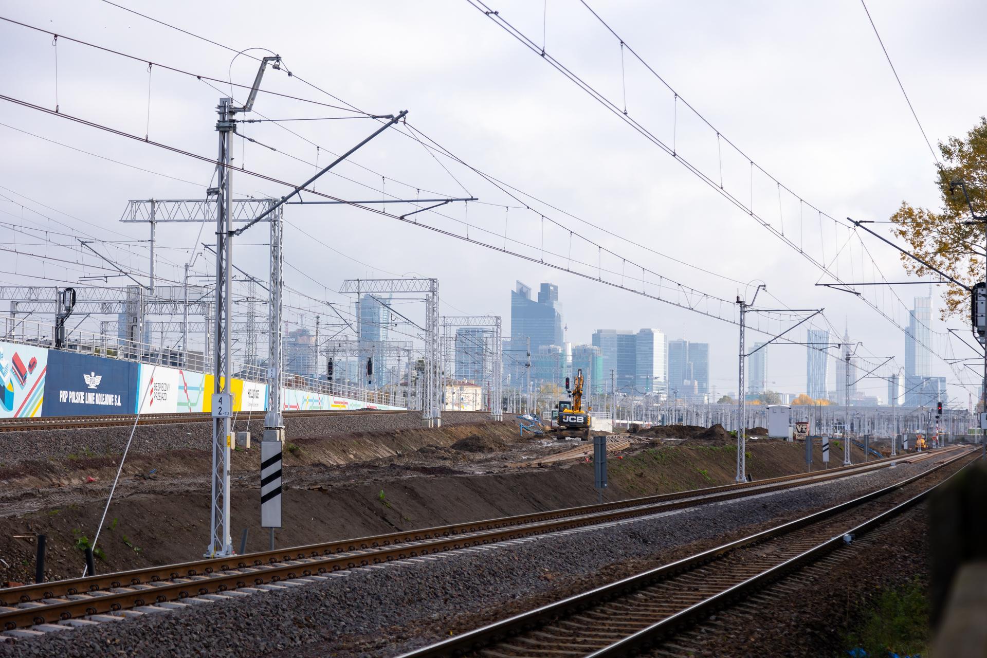 Mural przy stacji kolejowej Warszawa Zachodnia – element kampanii „Bezpieczny Przejazd”