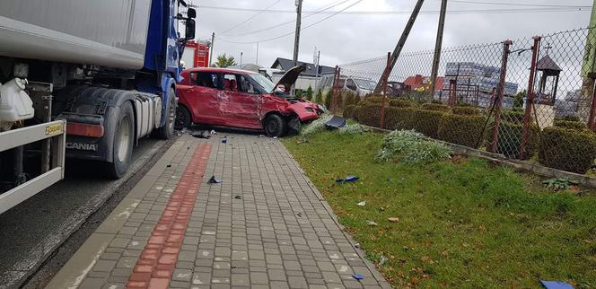 Koszmarny wypadek w Siołkowej. Suzuki staranowane przez ciężarówkę