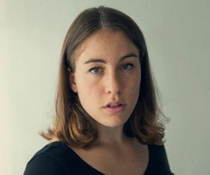 Sara Sierra gra Olgę w serialu Akacjowa 38. Co warto wiedzieć o aktorce?