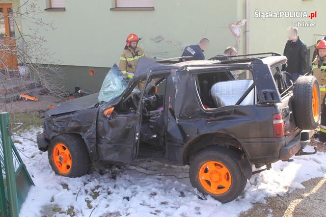 Przebił ogrodzenie i uderzył w budynek