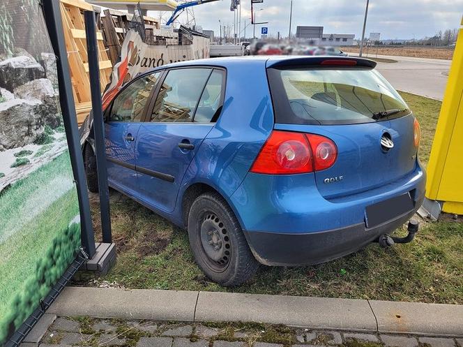 Ukradli volkswagena i wjechali w ogrodzenie
