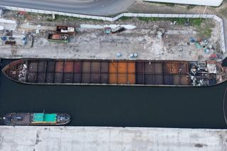 Demontowali statek na wodzie. Wpadli na gorącym uczynku