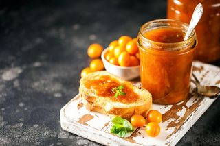 Dżem mirabelkowy – słoneczny smak lata w słoiku. Sprawdź, jak zrobić dżem z mirabelek jak u babci