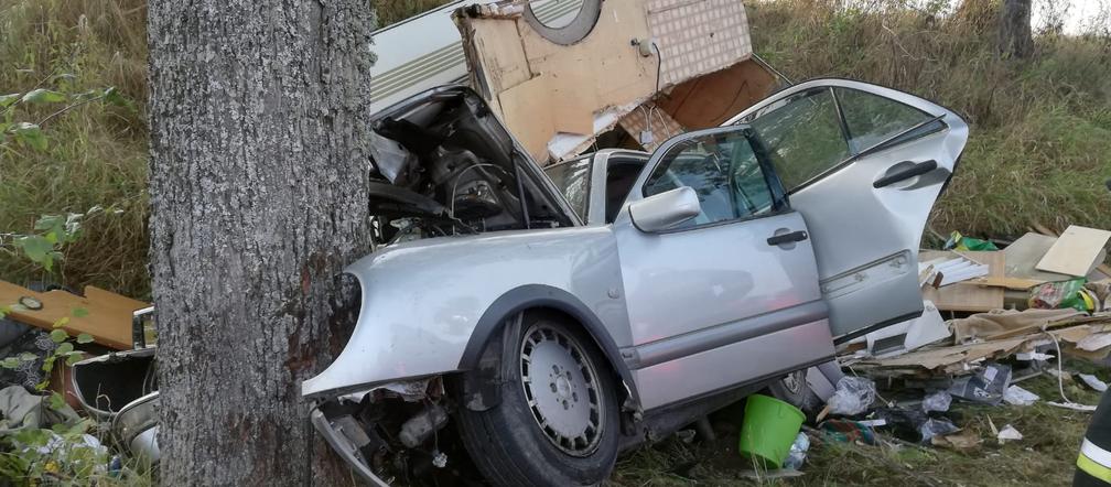   Tragiczny wypadek. Samochód z holowaną przyczepą kempingową wbił się w drzewo