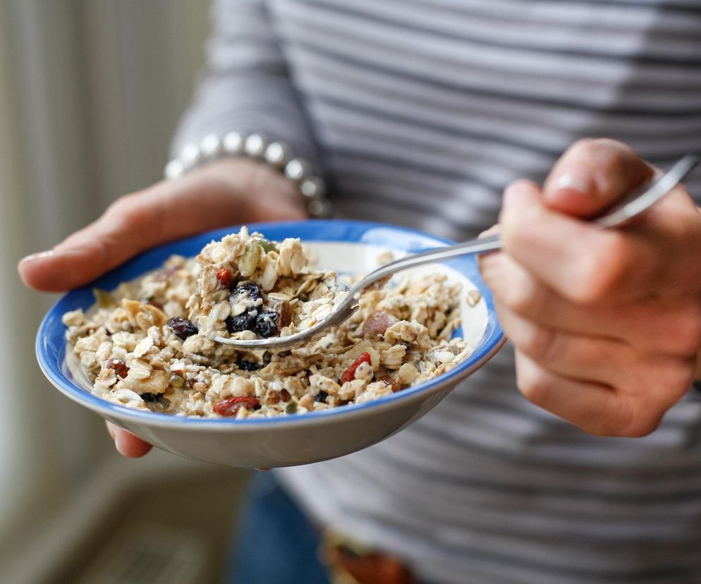 Redukuje stany zapalne i ma aż 11 dodatkowych korzyści. Zjedz codziennie owsiankę na śniadanie