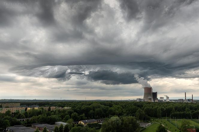 Chmury typu asperitas nad Jaworznem. Widok jak z apokaliptycznego filmu 