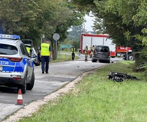 Tragedia pod Pruszkowem! Huknął motocyklem w osobówkę. Na ratunek nie było szans