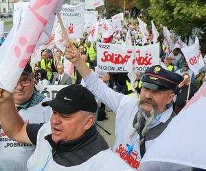 Protest związków zawodowych PKP Cargo i Poczty Polskiej w Warszawie