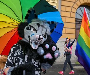 17. Wrocławski Marsz Równości wystartował. Na trasie pojawili się przeciwnicy 