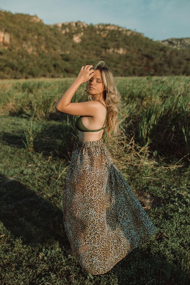 Długa spódnica to nieodłączny element modnych stylizacji. Naszą je zarówno romantyczki, jak i fanki stylu grunge 