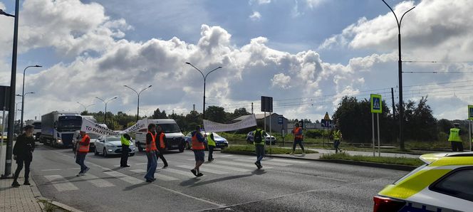 Drugi dzień protestu kolejarzy w Polsce. Blokują drogi m.in. w Dąbrowie Górniczej