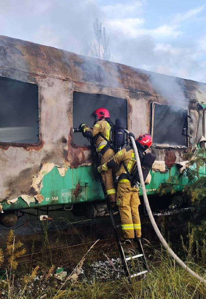 Pożar pociągu w Łazach. Palił się wagon osobowy. To było podpalenie?