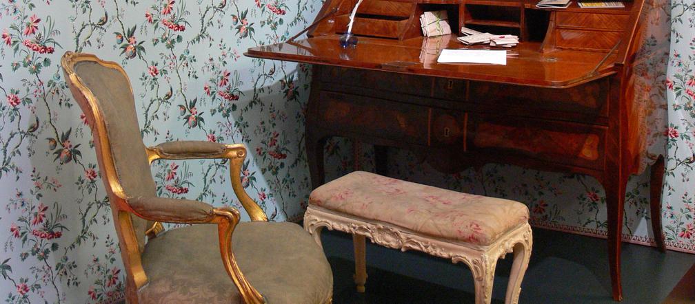 Styl Ludwika XV: fotel, taboret, sekretera