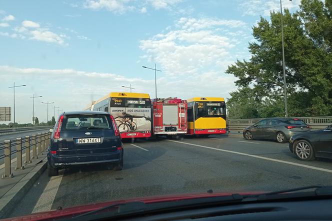 WYPADEK NA MOŚCIE ŁAZIENKOWSKIM - utrudnienia na trasie po dachowaniu taksówki